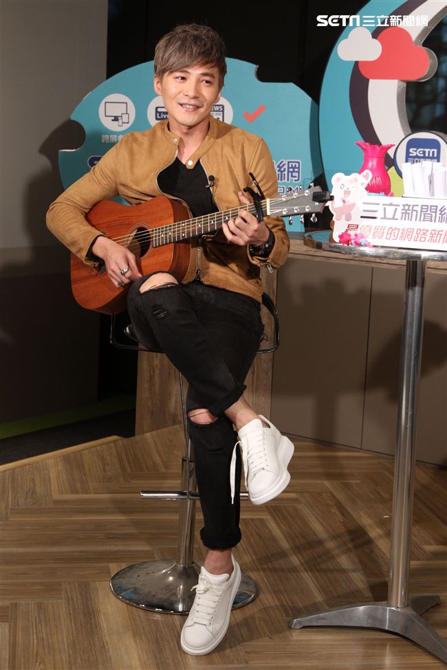 安安大明星會客室- 是元介Jay Shih駕到，未發表的新歌將在節目中首度唱給大家聽。（記者邱榮吉/攝影）