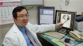 車禍致橫膈膜破裂　胃卡肺部及時獲救
一名男子車禍撞擊腹部造成罕見的橫膈膜破裂，整個胃
部移位至胸腔卡住肺部，幸經衛福部苗栗醫院胸腔外科
胸腔外科醫師連允昌（圖）迅速診斷，進行腹腔手術，
順利挽救性命。
（苗栗醫院提供）
中央社記者管瑞平傳真　106年2月8日