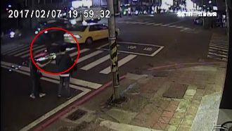 情侶路中攔車　小黃急右切害騎士慘摔