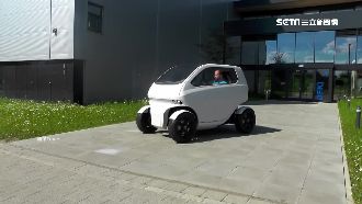 找停車位免煩惱！德研發橫著走螃蟹車
