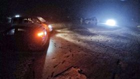 合歡山飄雪了（2）
入冬首波寒流報到，冷空氣前緣水氣配合高山低溫，合
歡山8日晚間開始飄雪，可望持續到9日，有民眾第一次
上山就等到降雪，很開心。
（陳韋成提供）
中央社記者蕭博陽南投縣傳真　106年2月8日