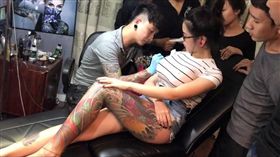 泰國正妹刺青奶爆／Adisron Phomtana臉書