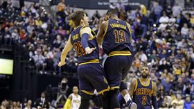 Kyle Korver與Tristan Thompson(ap)