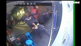 新北市消防局安康分隊出勤時，因報案地點不明確，暫停巷口查看情況，卻遭陌生男子飛踹車身，褲子還掉落成露鳥俠（翻攝畫面）