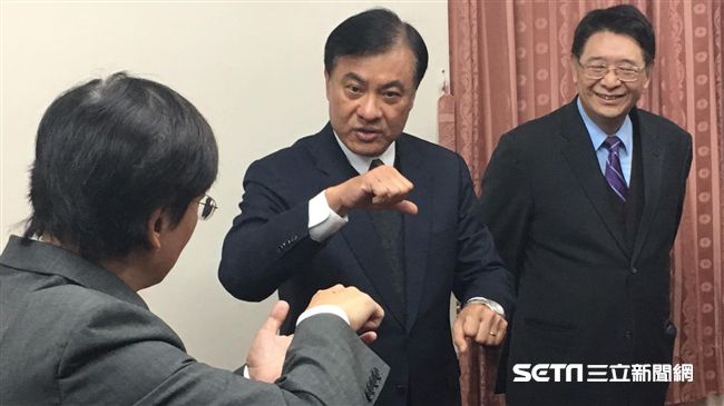 手語師比這手勢　蘇嘉全笑喊：不可以