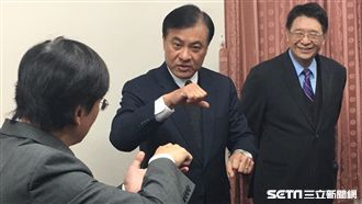 手語師比這手勢　蘇嘉全笑喊：不可以