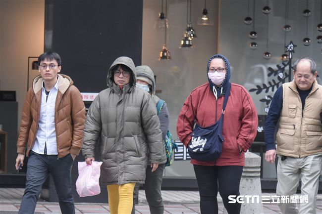 大陸冷氣團影響，北部及東北部天氣偏冷，其他地區早晚亦冷。(圖／資料照）