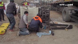 堆高機卡沙石　疑重心不穩翻覆壓死人