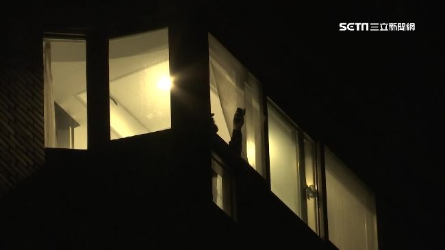 傳統紗窗支撐力差,一名女童打開紗窗墜落,所幸被防護網接住保住一命。(示意圖/資料照)
