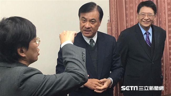 曹啟鴻爆與三女同住官舍　蘇嘉全緩頰