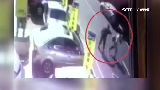 逆子當街推母跌地　路人幫忙反遭毆打