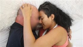 美國,擁抱,Janet Trevino,人妻(每日郵報 http://www.dailymail.co.uk/femail/article-4170962/Professional-cuddler-earns-17-000-snuggling-strangers.html)