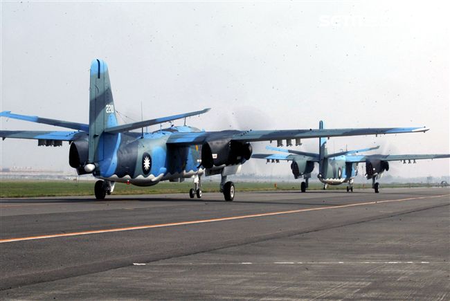 隸屬空軍第439混合聯隊的S-2T反潛機在服役30年後已正式除役功成身退，曾經有一段輝煌的戰功首次偵測到進入我領海前的中國潛艦。（記者邱榮吉/攝影）　