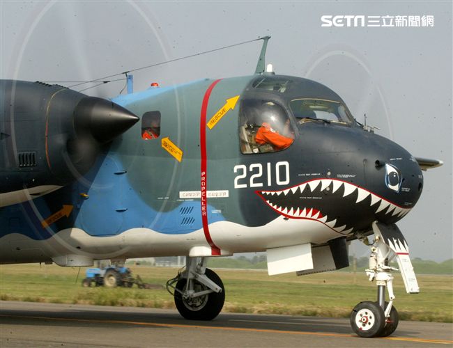 隸屬空軍第439混合聯隊的S-2T反潛機在服役30年後已正式除役功成身退，曾經有一段輝煌的戰功首次偵測到進入我領海前的中國潛艦。（記者邱榮吉/攝影）　