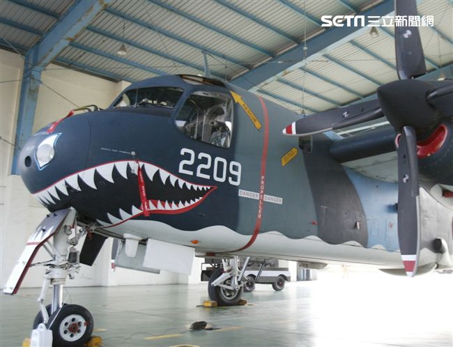 隸屬空軍第439混合聯隊的S-2T反潛機在服役30年後已正式除役功成身退，曾經有一段輝煌的戰功首次偵測到進入我領海前的中國潛艦。（記者邱榮吉/攝影）　