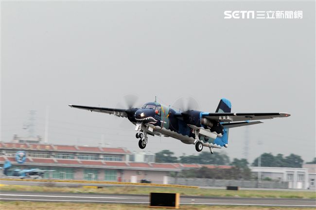 隸屬空軍第439混合聯隊的S-2T反潛機在服役30年後已正式除役功成身退，曾經有一段輝煌的戰功首次偵測到進入我領海前的中國潛艦。（記者邱榮吉/攝影）　
