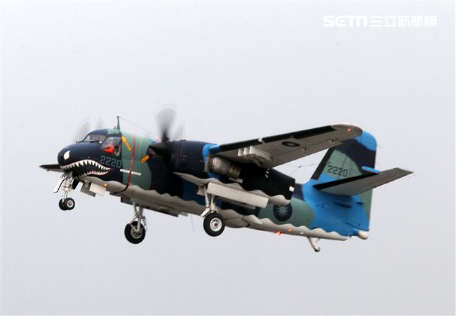 S－2T反潛機在執行偵測潛艦任務。（記者邱榮吉/攝影）