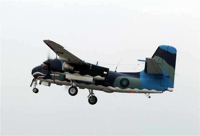 S－2T反潛機在執行偵測潛艦任務。（記者邱榮吉/攝影）