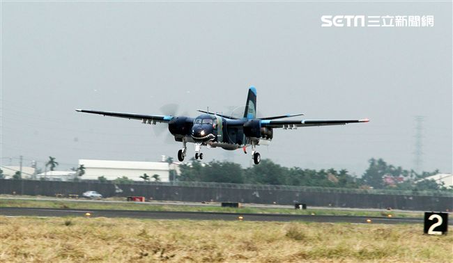 隸屬空軍第439混合聯隊的S-2T反潛機在服役30年後已正式除役功成身退，曾經有一段輝煌的戰功首次偵測到進入我領海前的中國潛艦。（記者邱榮吉/攝影）　