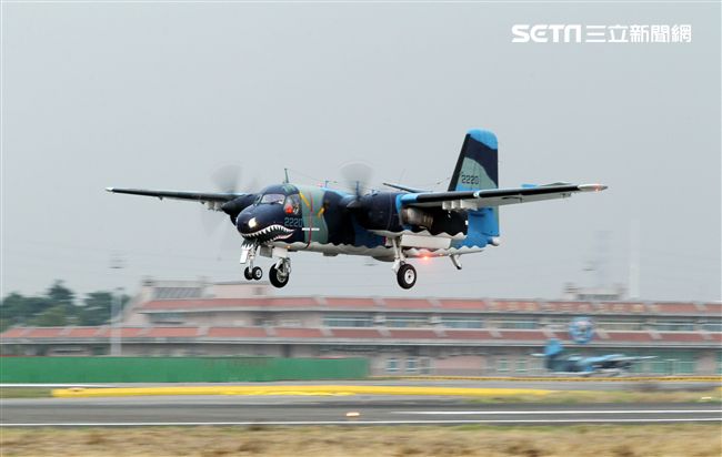 隸屬空軍第439混合聯隊的S-2T反潛機在服役30年後已正式除役功成身退，曾經有一段輝煌的戰功首次偵測到進入我領海前的中國潛艦。（記者邱榮吉/攝影）　
