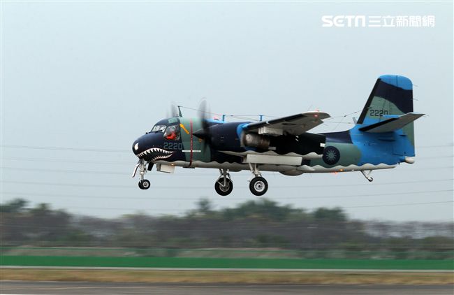 隸屬空軍第439混合聯隊的S-2T反潛機在服役30年後已正式除役功成身退，曾經有一段輝煌的戰功首次偵測到進入我領海前的中國潛艦。（記者邱榮吉/攝影）　