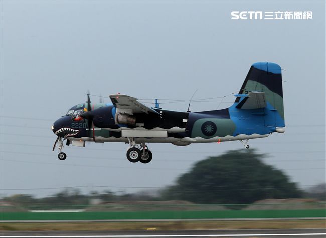隸屬空軍第439混合聯隊的S-2T反潛機在服役30年後已正式除役功成身退，曾經有一段輝煌的戰功首次偵測到進入我領海前的中國潛艦。（記者邱榮吉/攝影）　