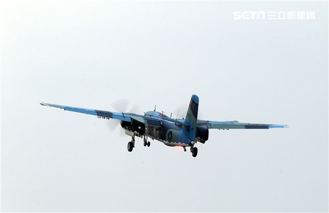 隸屬空軍第439混合聯隊的S-2T反潛機在服役30年後已正式除役功成身退，曾經有一段輝煌的戰功首次偵測到進入我領海前的中國潛艦。（記者邱榮吉/攝影）　