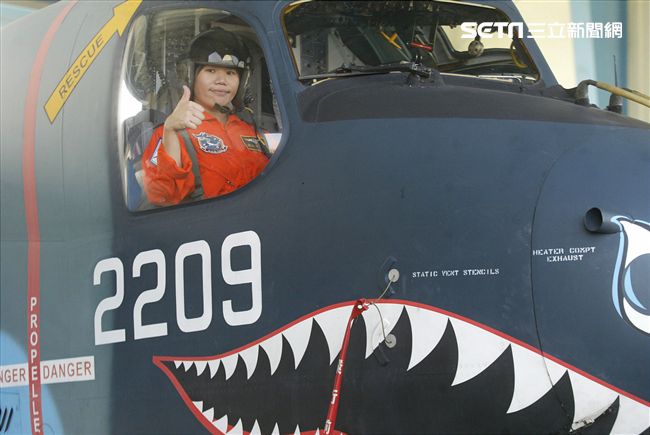 隸屬空軍第439混合聯隊的S-2T反潛機在服役30年後已正式除役功成身退，曾經有一段輝煌的戰功首次偵測到進入我領海前的中國潛艦。（記者邱榮吉/攝影）　