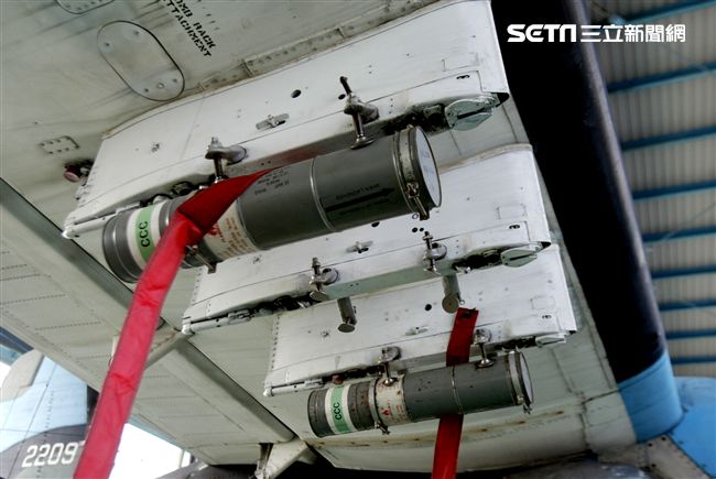 S－2T反潛機在執行偵測潛艦任務所攜帶的煙標，當發現有敵潛艦時，立刻丟下煙標識別，以利我軍艦施放魚雷摧毀。（記者邱榮吉/攝影）　