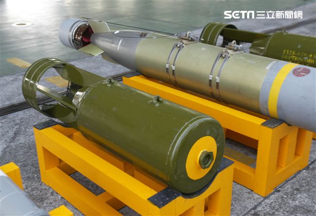 S－2T反潛機在執行偵測潛艦任務所攜帶的深水炸彈。（記者邱榮吉/攝影）　