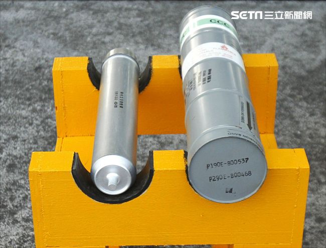 S－2T反潛機專用長短煙霧彈。（記者邱榮吉/攝影）　