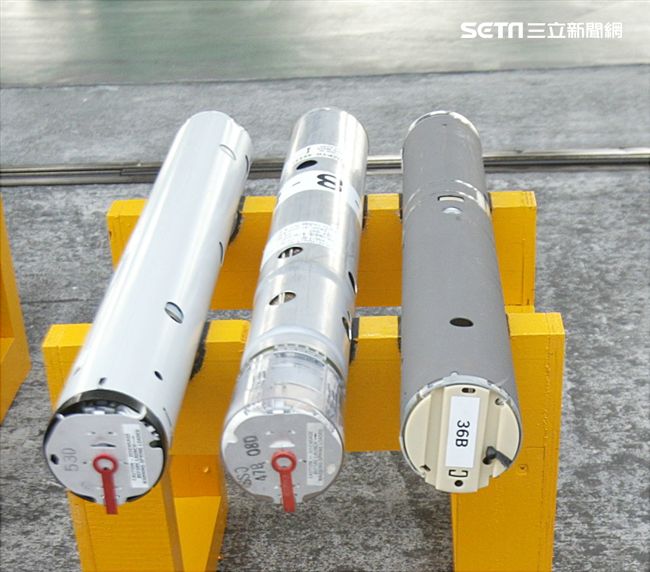 S－2T反潛機在執行偵測潛艦任務攜帶各式聲納浮標。（記者邱榮吉/攝影）　