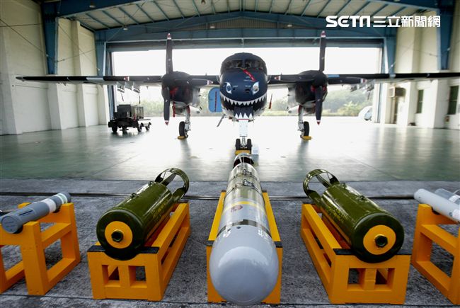 S－2T反潛機可攜帶武器：魚雷、深水炸彈、各式聲納、長短煙彈。（記者邱榮吉/攝影）　