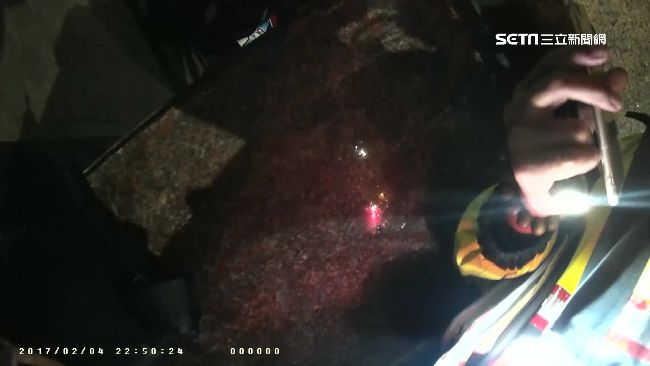 一下車就轉身跑　警衝百米壓制毒蟲