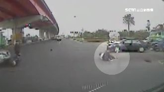 男未依兩段式左轉　慘遭違規轎車撞飛