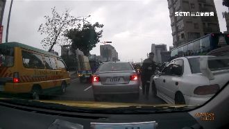 包抄戰術失效？馬伕連撞四車後逃逸