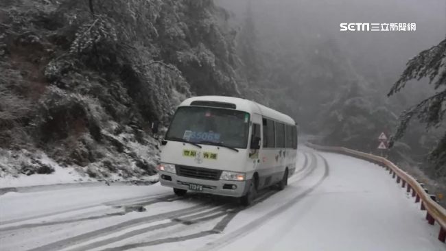 掛雪鏈登武陵！揭祕海拔最高雪地公車
