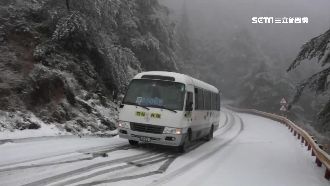 掛雪鏈登武陵！揭祕海拔最高雪地公車