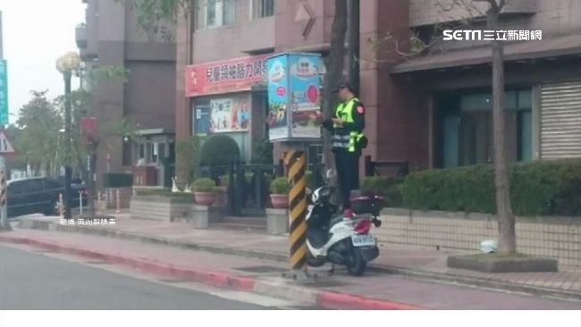 交通控制箱超巨型　警得站上機車操控