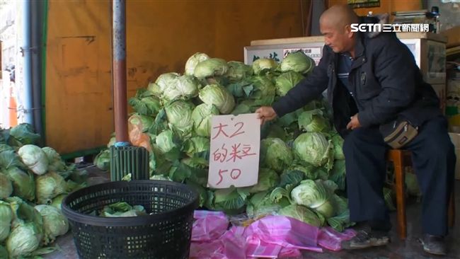 老伯寒風露宿賣菜　被檢舉罰3600