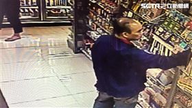 陳男誤以為點數卡跟免費報紙一樣自由取用，一連拿走5張價值5千元的點數卡，遭店員報警尾隨後逮獲送辦（翻攝畫面）