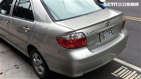 吳姓馬伕載著謝姓賣淫女子遭警方盤查，他竟衝撞警方再加速逃逸，然後將謝女丟包後逃逸無蹤（翻攝畫面）