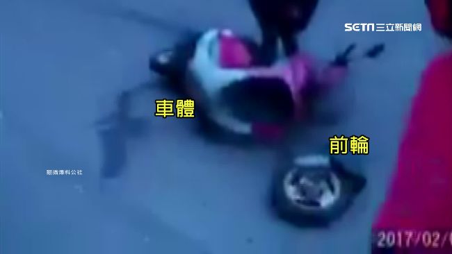 騎到一半「前輪脫疆」　騎士慘摔
