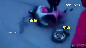 騎到一半「前輪脫疆」　騎士慘摔