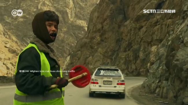 阿富汗童工悲歌　站危險山路指揮交通