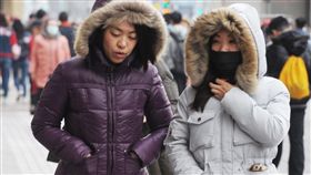 寒流,低溫,保暖,寒冷.外套,禦寒
（圖／中央社）