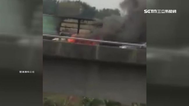車突冒煙燒成火球！國道女駕駛嚇哭