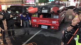 消防年曆猛男康紘榮生日時遭同仁惡整，綁在擔架上用刮鬍泡抹滿全身，再拿水帶狂噴猛送，遭批觀感不佳（翻攝畫面）