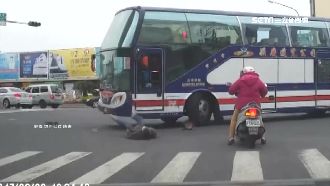 行人驚險穿車陣　遭急轉巴士撞擊倒地