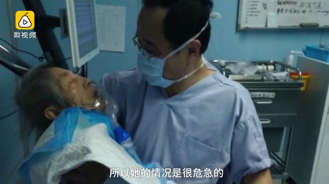 醫生懷抱8旬老奶奶　這一幕感動眾人